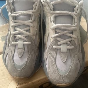 Yeezy 700 Authentic